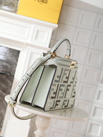 フェンディバッグ背面デザイン